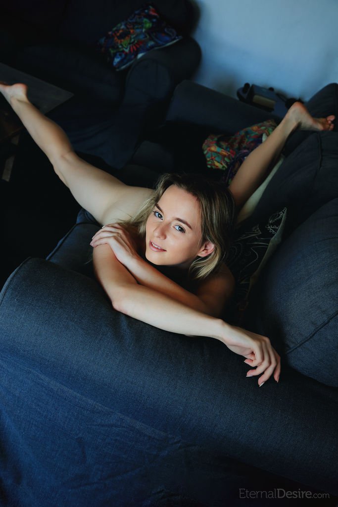 Эротика на диване от Susana Gil (14 фото)
