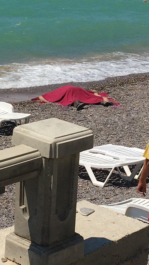 В Крыму на пляж выбросило тело с гирей на ноге