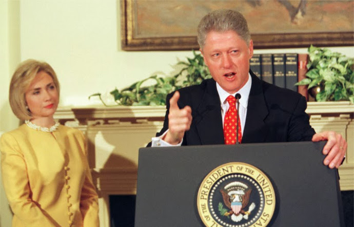Хиллари Клинтон слушает как муж отрицает связь с Моникой Левински, 1998 год, США