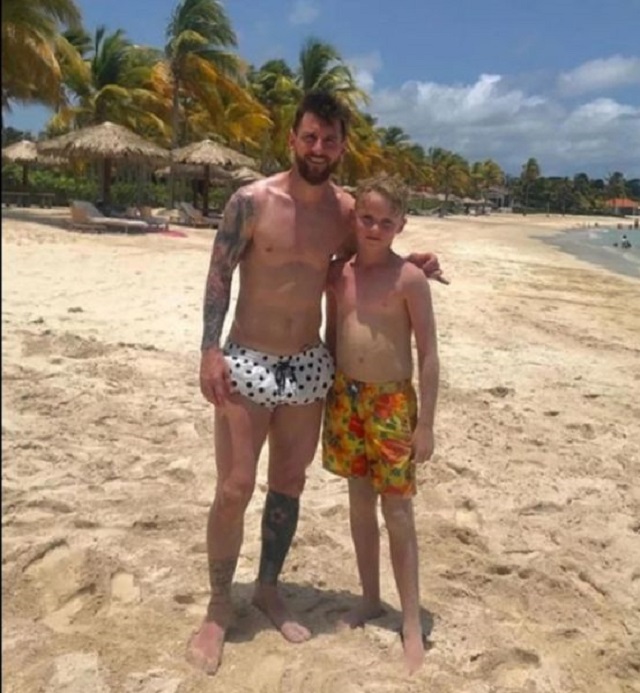 Мальчик искал с кем бы поиграть на пляже и случайно встретил суперзвезду мирового масштаба