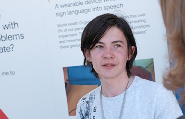 Подросток из Екатеринбурга создал устройство для глухих и победил на конкурсе Google