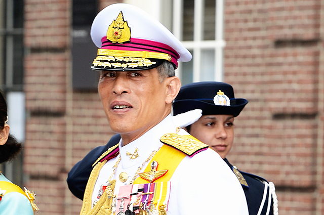 Король Таиланда официально признал свою любовницу второй супругой-консортом