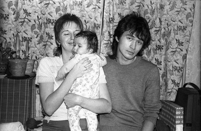 Виктор Цой с женой Марианной и сыном Сашей, 1985