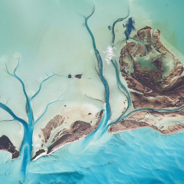 NASA показало невероятные фото Багамских островов из космоса