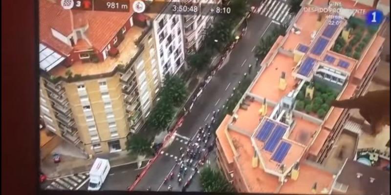 Вертолёт, работавший на велогонке в Испании, случайно снял плантацию конопли на крыше одного из домов