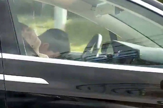 Очевидец снял, как за рулём Tesla мчится спящий водитель на скорости 100 км/ч