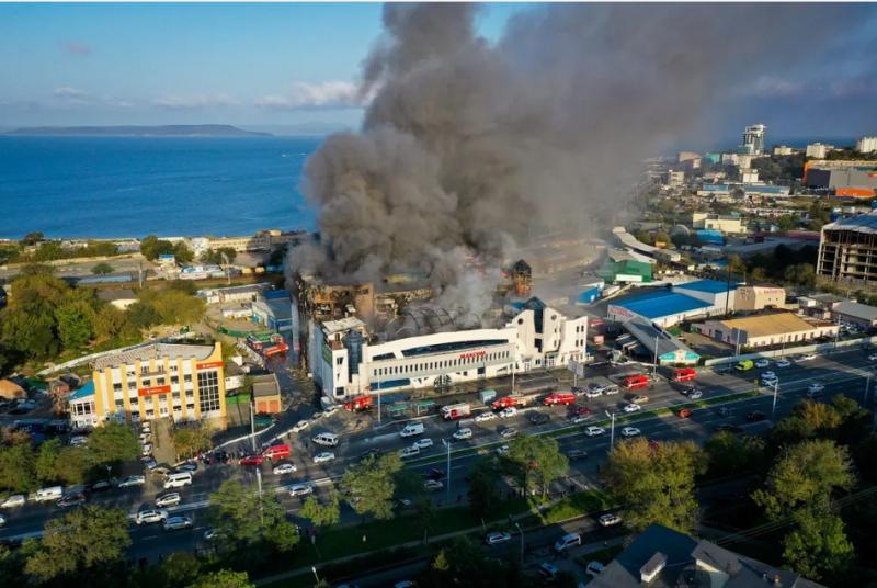 Во Владивостоке сгорел торговый центр