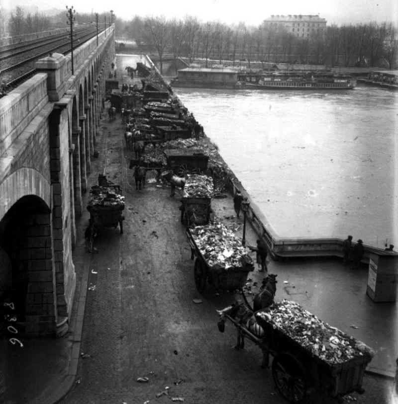 Утилизация городского мусора в реку Сену, 1910 год, Париж
