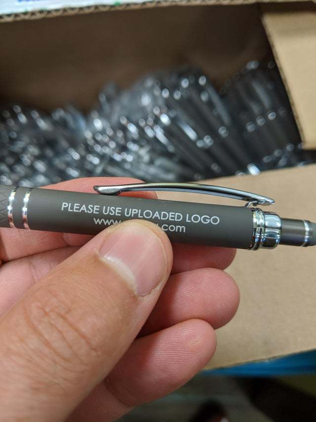 "У нашей компании теперь 900 таких ручек с надписью: "Пожалуйста, используйте загруженное лого"