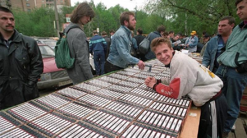 Торговля пиратскими видеокассетами на «Горбушке», 1990–е годы, Москва