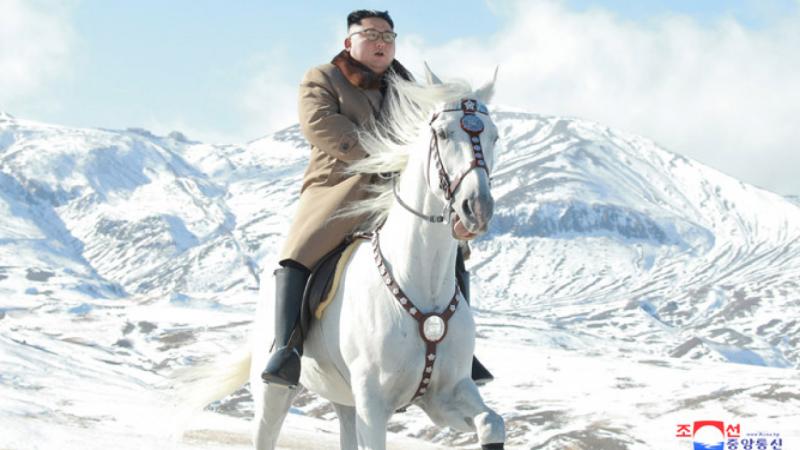 Ким Чен Ын поднялся на священную гору на белом коне