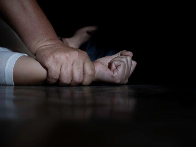 В Одессе 10 мужчин изнасиловали двух девочек