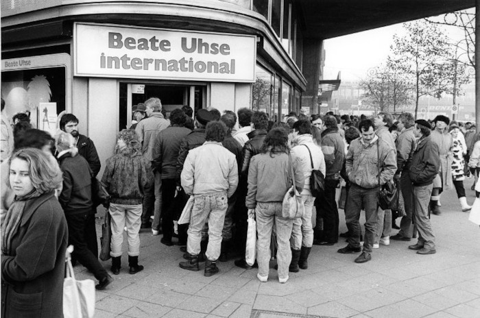 Очередь у первого секс–шопа "Беате Узе" в ГДР, декабрь 1989 год, Берлин