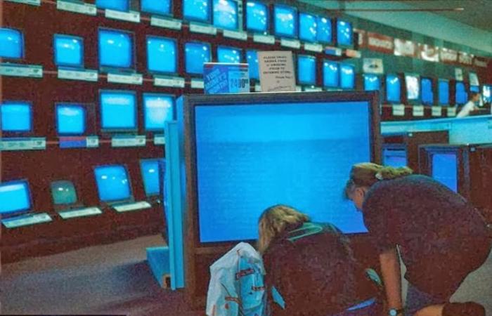 В отделе по продаже телевизоров магазина бытовой техники, 1989 год, США