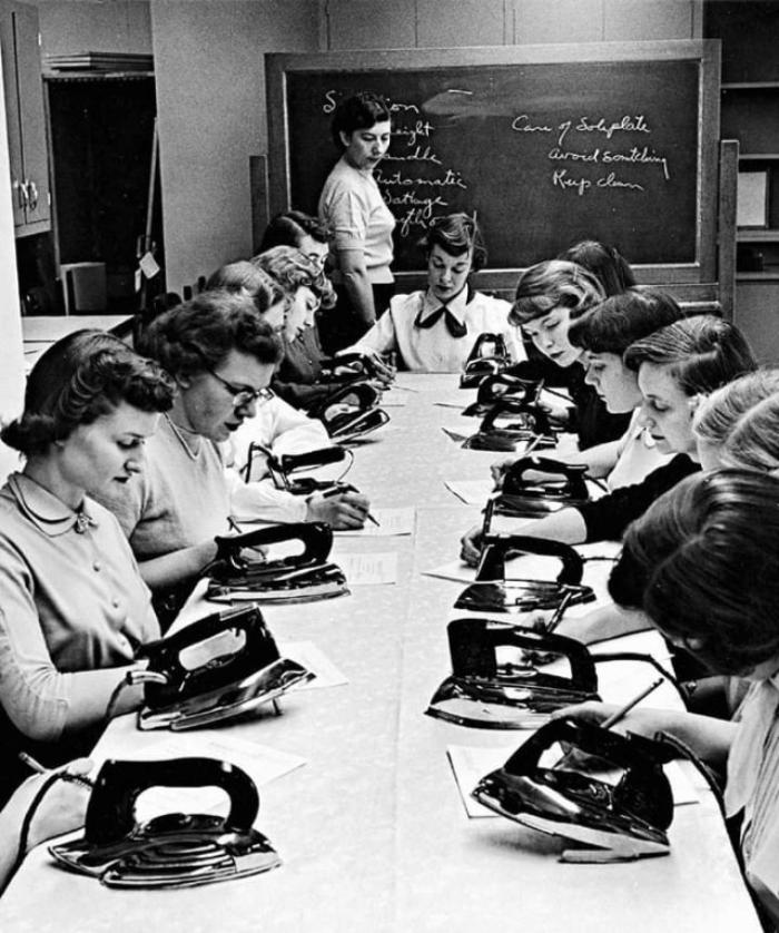 Урок пользования электрическим утюгом в Колледже домоводства, 1950 год, Итака, штат Нью–Йорк