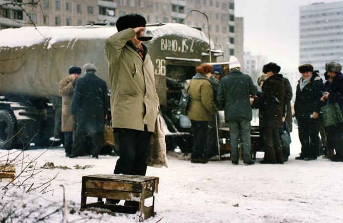 Торговля вином на розлив из цистерны, 1991 год, Москва