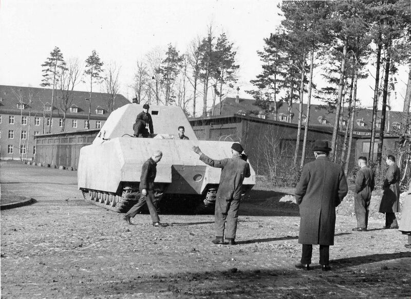 Фердинанд Порше и опытный сверхтяжелый танк Panzerkampfwagen VIII «Maus» во время ходовых испытаний