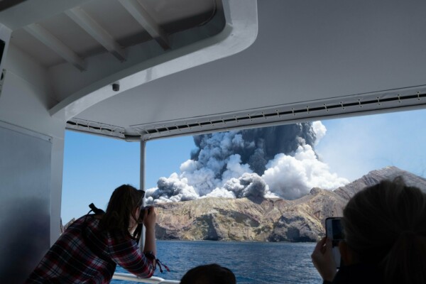 На новозеландском острове Уайт-Айленд произошло извержение вулкана, когда там находились туристы. Пять человек погибли