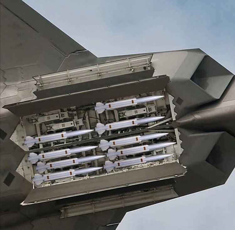 Отсек вооружения истребителя Lockheed Martin F-22 с ракетами «воздух-воздух» Raytheon Peregrine