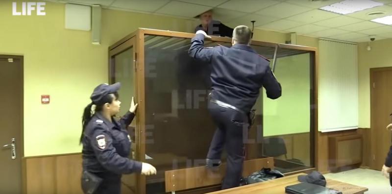 Леонид "Копперфильд": в Москве убийца сбежал из клетки в зале суда (видео побега)