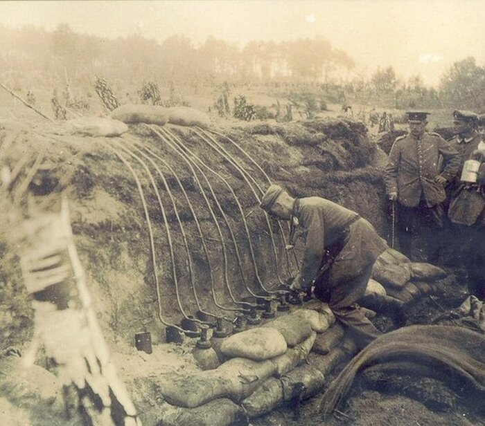 Немецкие военные подготавливают газовую атаку хлором, 1915 год, Польша