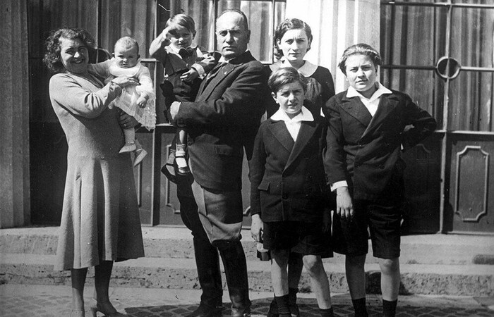 Бенито Муссолини с семьёй, 1930 год.