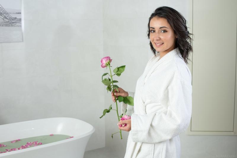 Эротика в ванной с лепестками роз от Dionisia