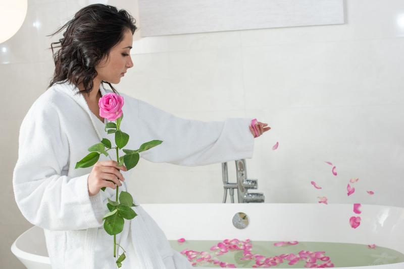 Эротика в ванной с лепестками роз от Dionisia