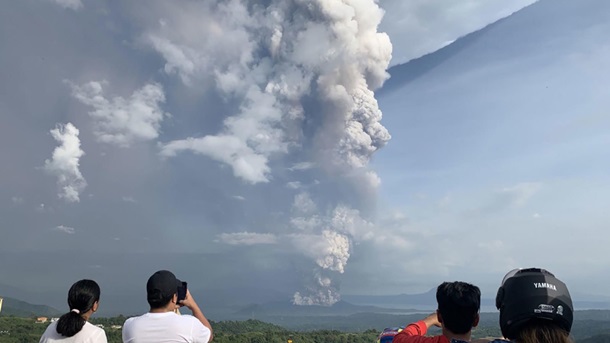 На Филиппинах извержение вулкана угрожает миллиону человек 