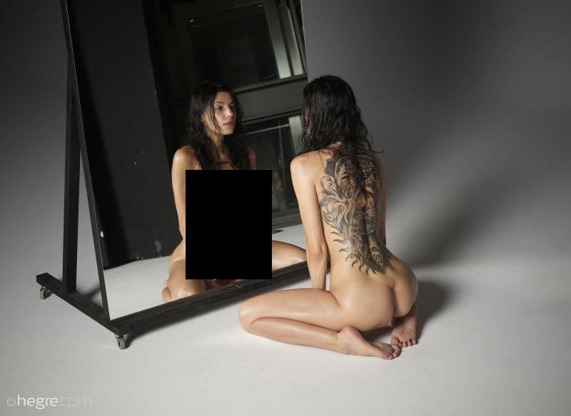 Эротическая фотосессия Окси у большого зеркала (12 фото)