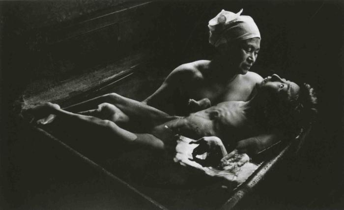 Томоке Уемуре принимает ванну, декабрь 1971 год, Минимата, Япония (Автор W. E. Smith)