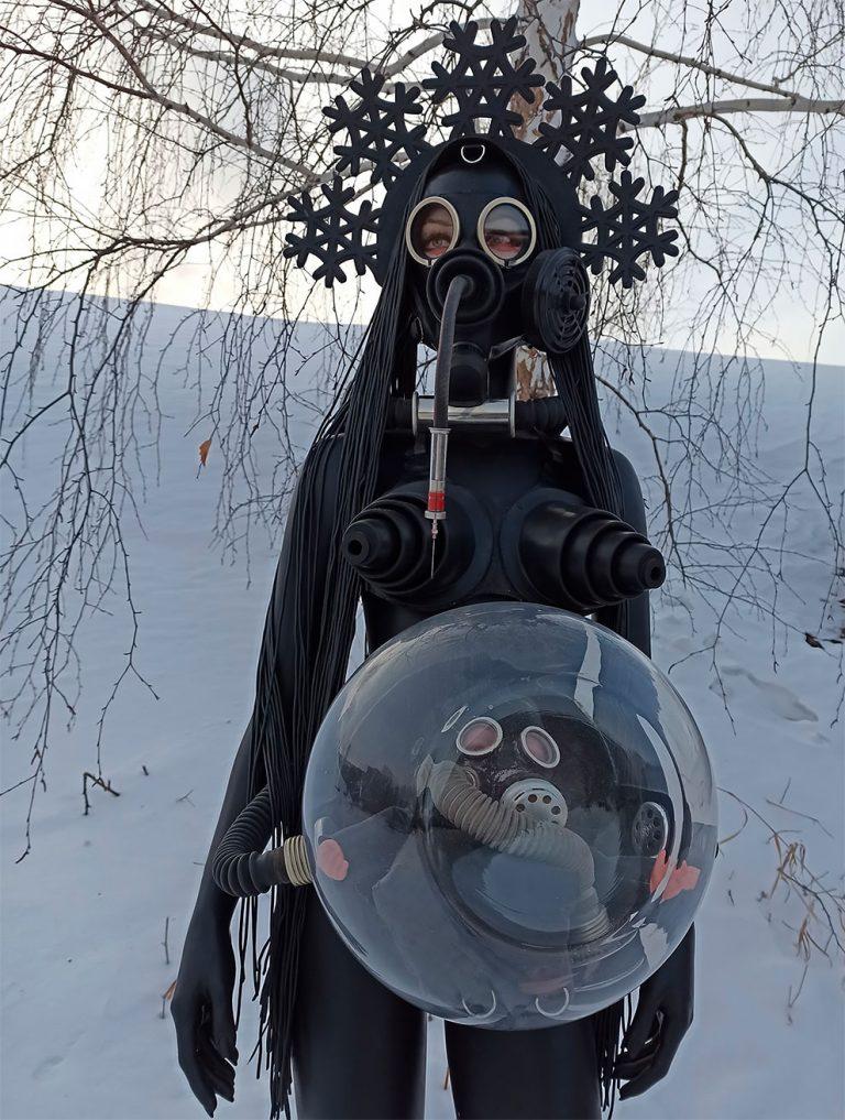 Красноярский художник Василий Слонов презентовал защитные костюмы для мамы и эмбриона после новостей о детях, больных раком в регионе