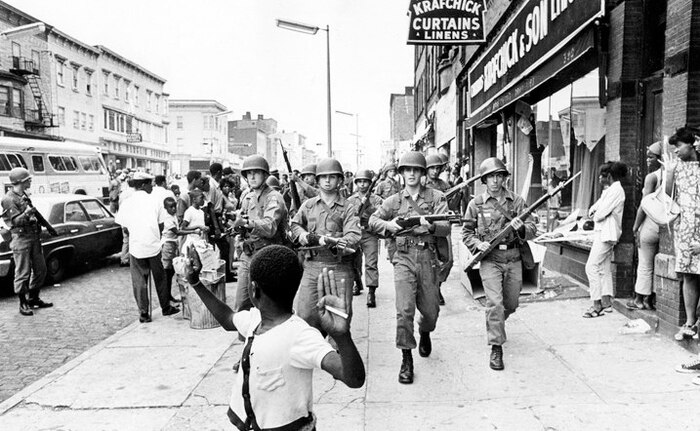 Армия наводит порядок на улицах города Детройта, июль 1967 год
