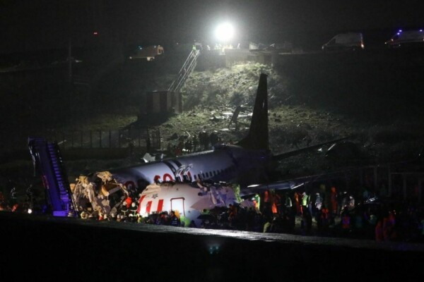 В аэропорту Стамбула пассажирский самолёт развалился на три части после жёсткой посадки. Пострадали более 50 человек