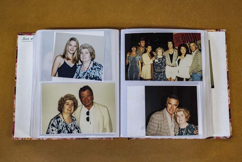 В комиссионке обнаружили старый фотоальбом, забитый фотографиями женщины с разными знаменитостями