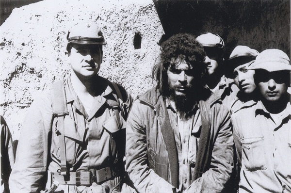 Че Гевара с боливийскими солдатами перед казнью, 1967 год, Боливия