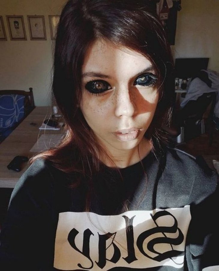 Девушка ослепла из-за татуировок на глазных яблоках