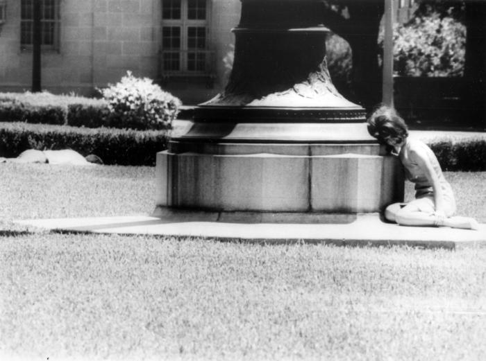 Девушка прячется от пуль "Техасского снайпера" Чарльза Уитмена, 1966 год, Остин, США