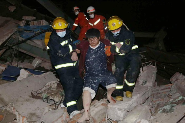 В Китае из-под завалов отеля, который использовали для карантина, вытащили 50 человек