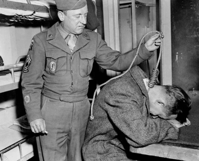 Джон Вудс демонстрирует технику подвешивания на репортере–добровольце, Бруклин, 19 ноября 1946