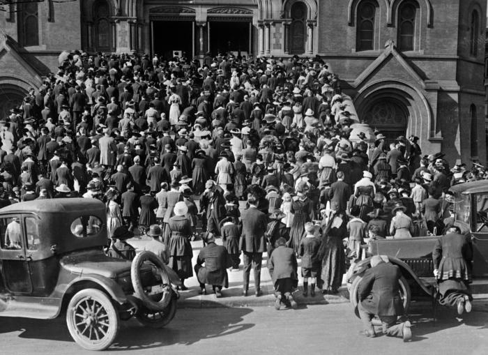Молитва во время пандемии "испанки", Сан–Франциско, 1918 год