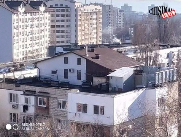В Кишиневе на крыше пятиэтажки построили частный дом