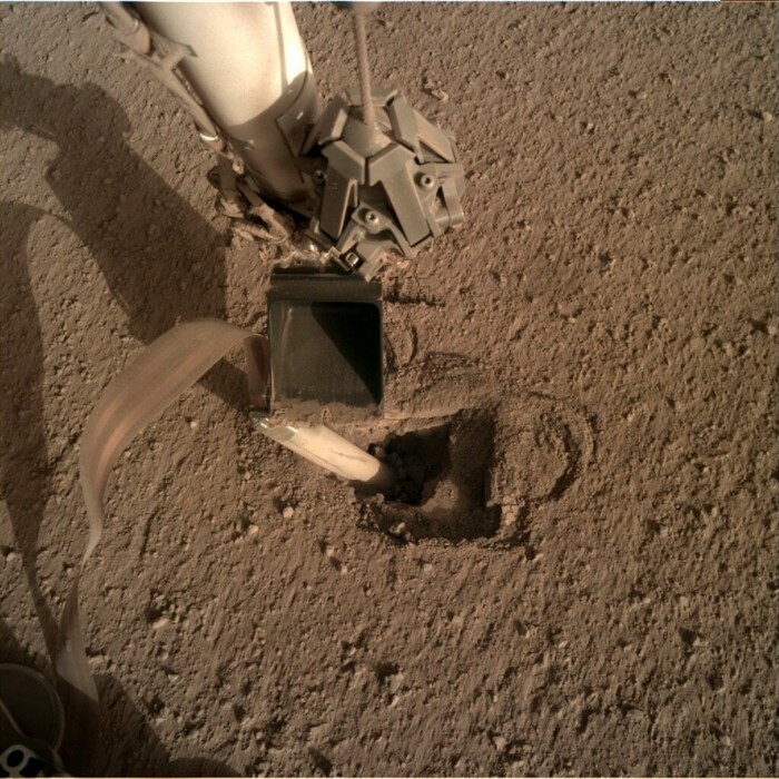 NASA починило аппарат на Марсе, заставив его ударить себя лопатой