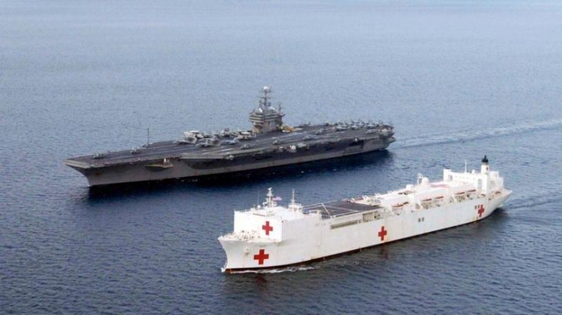 Сравнение размеров атомного авианосца USS Abraham Lincoln ВМС США и госпитального судна USNS Mercy
