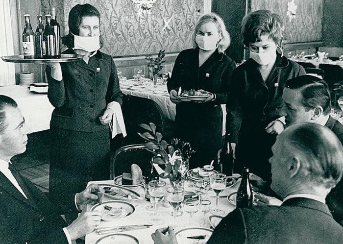 Официантки ресторана гостиницы "Националь" обслуживают иностранных туристов, 1969 год, СССР