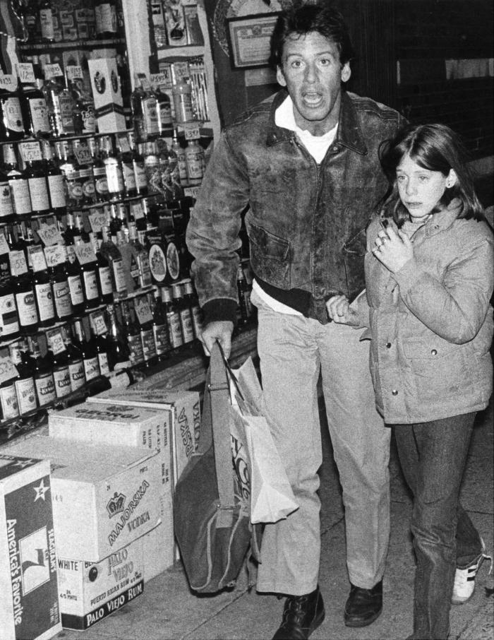 Кельвин Кляйн с дочерью после ее освобождения от похитителей, 1978 год, Нью–Йорк