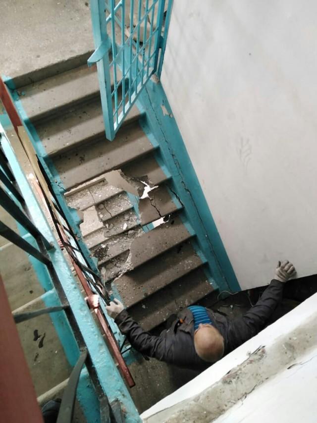 В Челябинской области при замене лифта рабочие разрушили подъезд