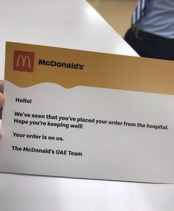 Медсестра из больницы в Абу-Даби (ОАЭ) заказала еду на работу и вскоре получила свой заказ
