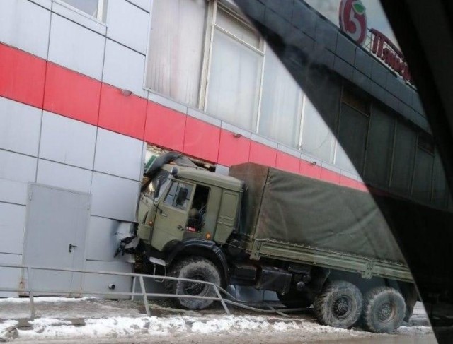 Военный КАМАЗ въехал в подмосковный супермаркет, пробив стену и запахло спиртным