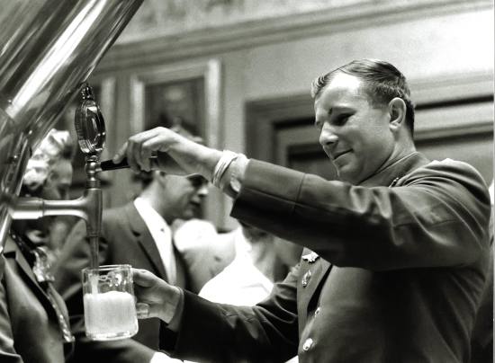 Гагарин в баре пивзавода Carlsberg, 1962 год, Копенгаген